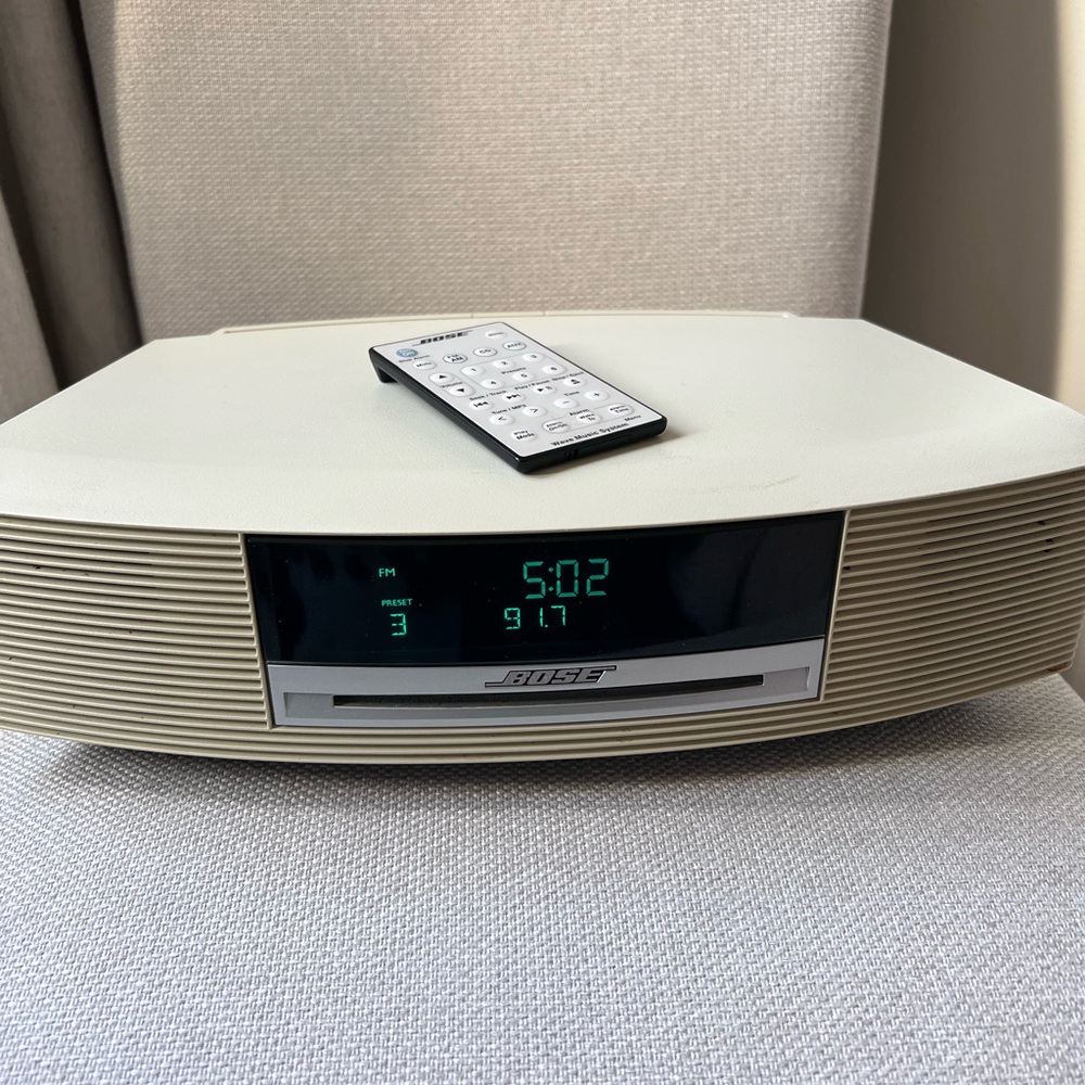 Vintage Bose Cream Wave CD and AM/FM Music System with Remote